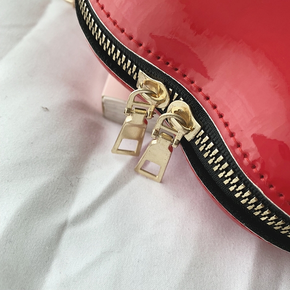 💋 Red Lip Purse with Gold Chain 💋 - Picture 8 of 10